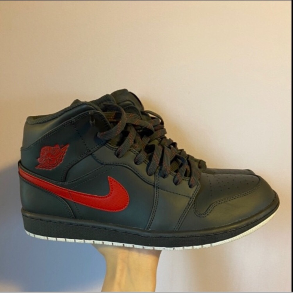 Air Jordan 1 Retro Mid Anthracite Gym Red.